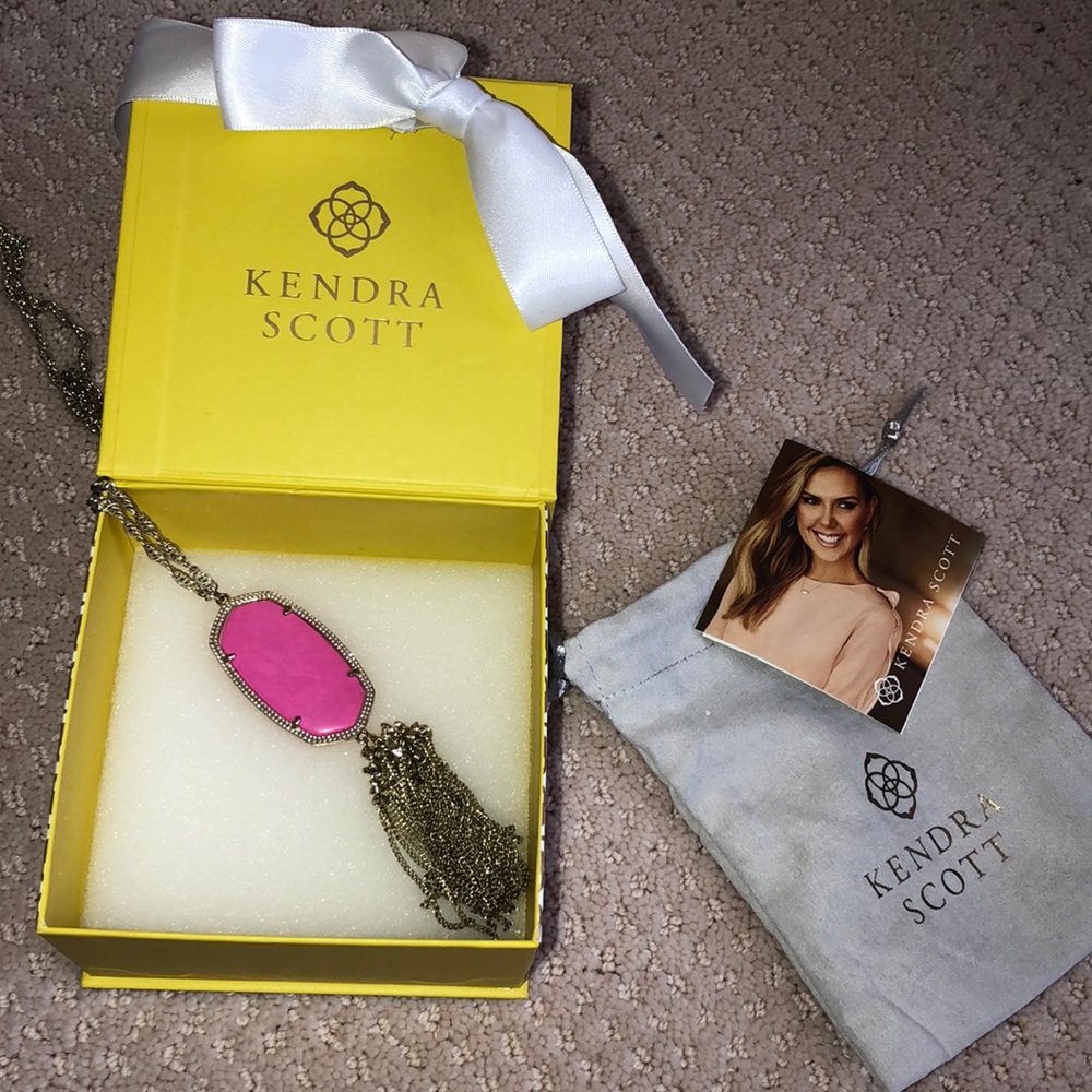Kendra Scott necklace
